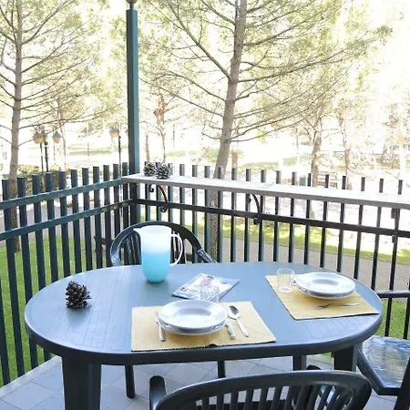 Flat In With Swimming Pool And Balcony Апартаменты Бибионе